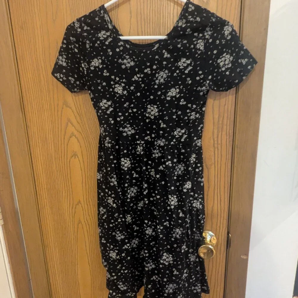 Old Navy Tiered Short Sleeve Black/Gray/White Floral Dress with Pockets-Girls XL